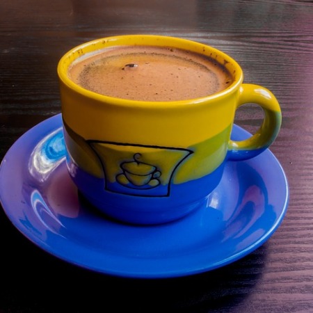 Eine bunte Tasse mit Kaffee